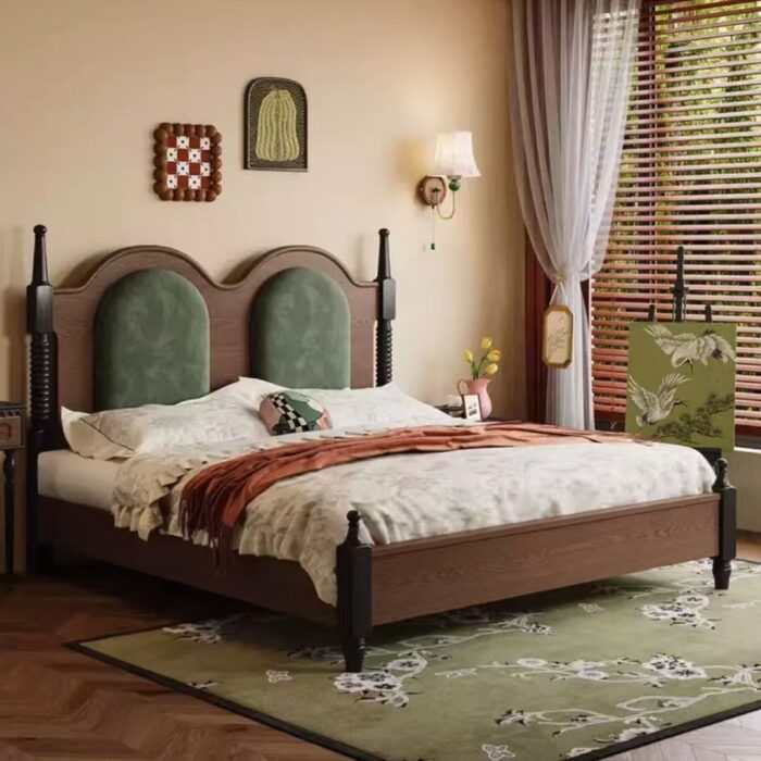 деревянная кровать